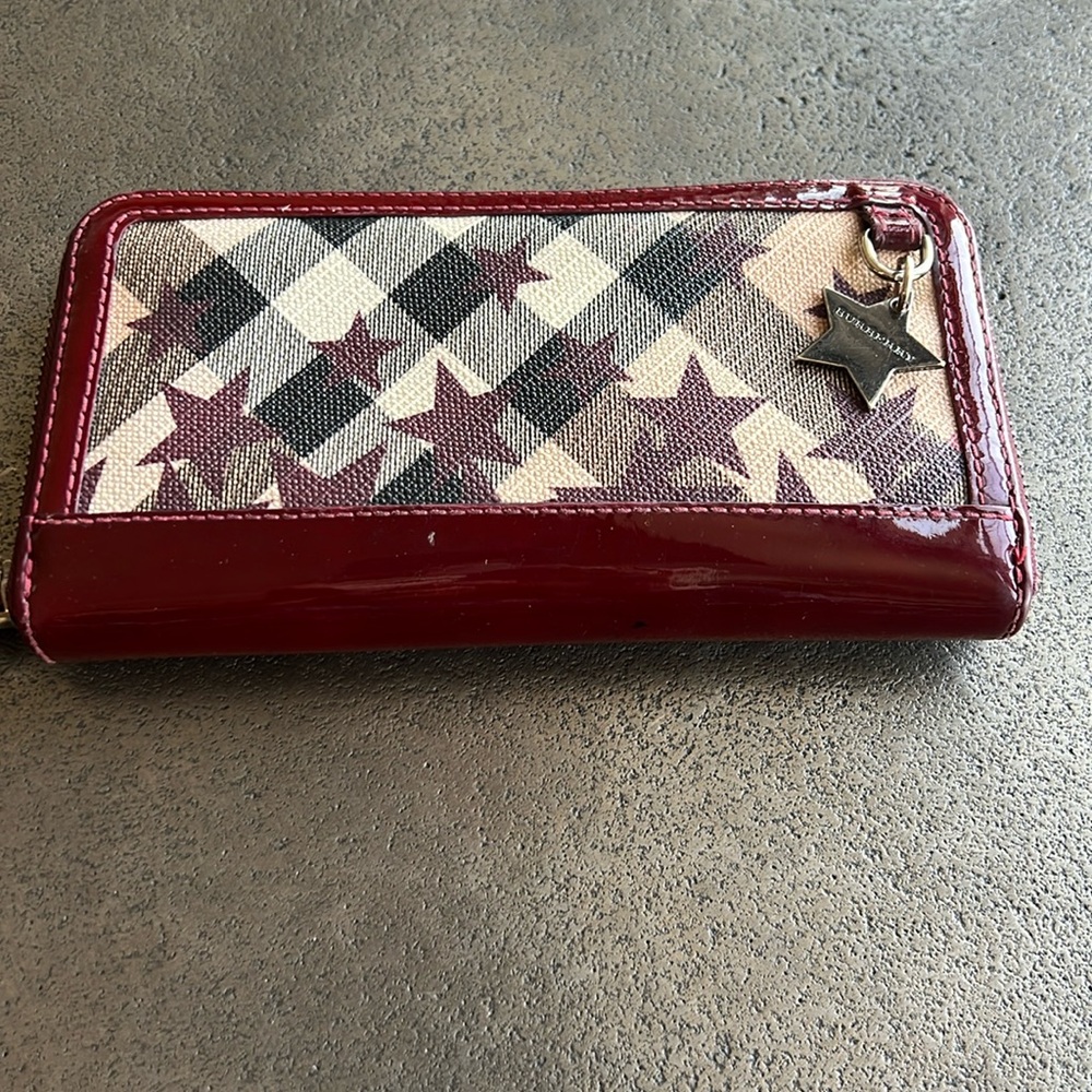 Burberry star’s wallet